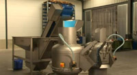 En la fotografía aparecen las máquinas de una empresa en la que lavan las patatas las seleccionan y después las somenten a un proceso de pelado, todo de forma automática.