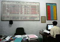 Empleado. Imagen de una oficina en donde se ve a una persona trabajando delante de un ordenador.