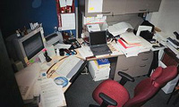 Imagen que muestra un puesto de trabajo de una oficina.