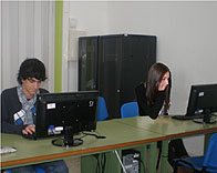 Imagen de Alicia y Juan en sus puestos de trabajo.