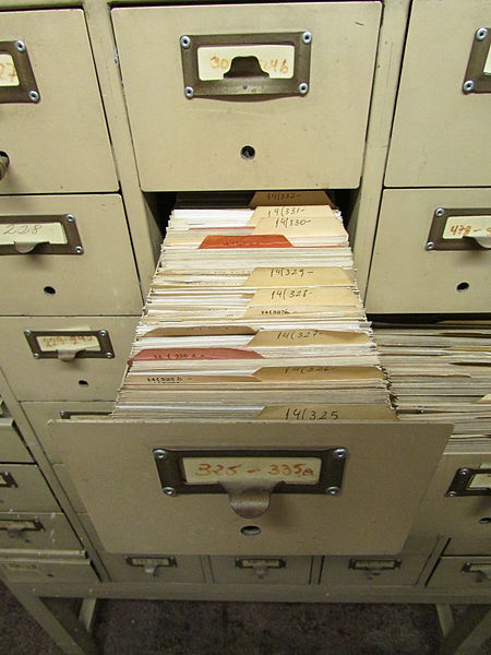 Imagen que muestra un archivador antigüo.