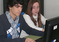 Imagen de Nekake y Juan trabajando juntos.