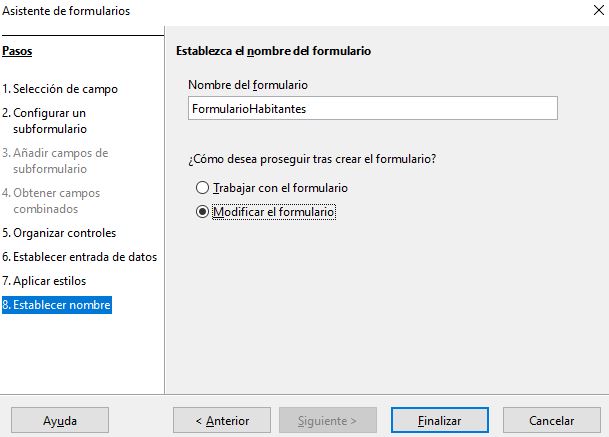 Imagen que muestra el paso del asistente para asignarle un nombre. En el campo Nombre del formulario se ha introducido el nombre FormularioHabitantes y se ha seleccionado la opción modificar el formulario tras su creación.