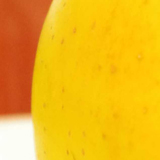 Imagen de una parte de una manzana vista desde muy cerca.