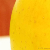 Imagen que muestra la fotografía de una manzana vista desde cerca utilizando capas.