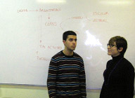 Imagen de Beatriz y Javier hablando del logotipo.