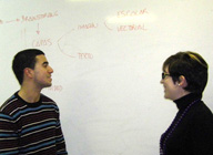 Ilustración donde se ve a Beatriz y Javier manteniendo una conversación.