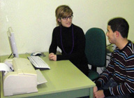 Imagen de Beatriz y Javier sentados de una mesa manteniendo una reunión.