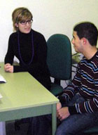Ilustración Beatriz y Javier conversando sobre la formación de los usuarios.