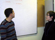 Imagen que muestra a Javier y a Beatriz conversando sobre las actualizaciones.