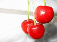 Tres cerezas en primer plano.