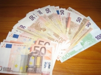 Se ven en abanico billetes de 50 euros. Dinero para el pago de deudas y compras.