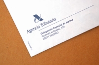 Material con el logotipo de la Agencia Tributaria. 