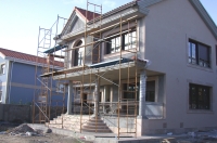 Casa que se está construyendo, tiene los andamios en la fachada de la casa. Esta es una chalet de dos plantas.