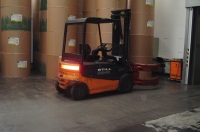 Toro mecánico, que ha sido utilizado por un trabajador para mover los grandes paquetes de la empresa. 