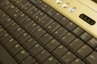 Teclado de un ordenador, donde sólo se ven las teclas negras.