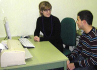 Beatriz y Javier charlando junto a la mesa de trabajo.