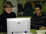 Beatriz y Javier en el ordenador.