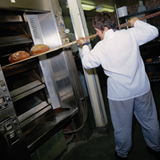 Uno de los trabajadores del restaurante de don Manuel realizando su trabajo.