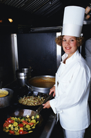 Foto de una trabajadora del restaurante realizando dos platos nuevos que ha aprendido en un curso de formación.