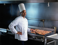 Foto de un cocinero del restaurante, preparando comida.