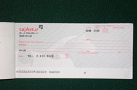 El empresario puede abonar el salario de diversas formas, siendo una de ellas a través de cheque.