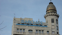 Fotografía de la fachada de un banco.