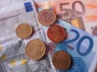 imagen que presenta billetes y monedas.