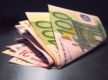 pequeño montón de billetes de euros.