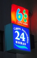Imagen que muestra, mediante un letrero luminoso, donde hay un cajero.