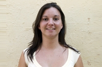 Foto de Pilar, plano corto, sonriente y mirando a cámara de frente.