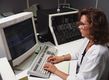 Muestra una mujer introduciendo datos en una aplicación informática.