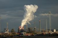 Chimenea humeante de una fábrica que representa una empresa industrial.