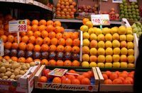 Expositor de una frutería lleno de diferentes frutas que representa una empresa de servicios (comercio de frutería).