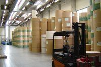 Almacén de una empresa de bobinas lleno de cajas.