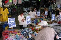 Minoristas comprando en un almacén de mayoristas.