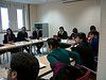 Reunión de vendedores de una empresa. La foto nos muestra varios vendedores sentados en una mesa de reuniones.