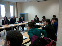 Reunión de vendedores de una empresa. La foto nos muestra varios vendedores sentados en una mesa de reuniones.