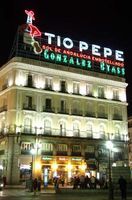 Ejemplo de publicidad de una marca de vinos. Cartel luminoso con el nombre "Tío Pepe".