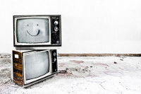 La imagen representa dos televisores muy antiguos.