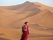 La chica en medio del desierto representa la gran variedad de clientes que existen en el mundo por razón de la edad, el sexo, el nivel económico y el lugar.