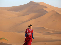 La chica en medio del desierto representa la gran variedad de clientes que existen en el mundo por razón de la edad, el sexo, el nivel económico y el lugar.