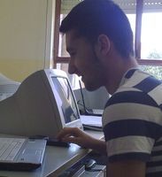 Jaime antes de realizar compras de los productos que quiere vender, busca por internet los posibles proveedores.