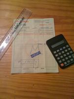 Material utilizado para realizar cálculos en la factura (calculadora, papel y lápiz).