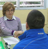 En esta imagen puedes ver a Jaime reunido con Rosa, la asesora fiscal que acaba de contratar. Ambos mantienen una conversación, en torno a una mesa de trabajo, acerca de las condiciones de la relación profesional que han iniciado. 