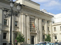 En esta imagen puedes ver un  edificio imponente, de los muchos que la Agencia Tributaria, tiene repartidos por el territorio nacional.