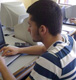 Jaime en esta imagen aparece delante del ordenador, muy concentrado, aprendiendo el funcionamiento de la aplicación informática que acaba de adquirir. 