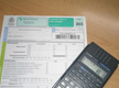 En la imagen puedes observar un modelo 303 de declaración de IVA, en papel,  y una calculadora, ambos necesarios para realizar la declaración correspondiente. 