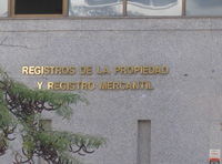 Letrero, en letras doradas, del Registro de la Propiedad y del Registro Mercantil en la fachada de uno de sus edificios.
