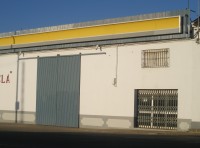 Almacén cerrado con carretilla elevadora para transportar mercancía.